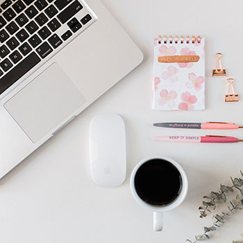 看《寄生虫》黑白版,你会发现哪些阶层隐喻细节?(寄生虫 黑白版)